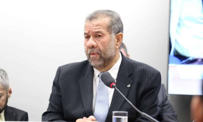 Lupi deixa Ministério da Previdência após escândalo de fraudes no INSS