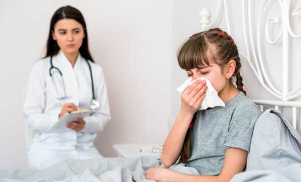 Tempo frio acende alerta para aumento de casos de VSR e infecções respiratórias em crianças