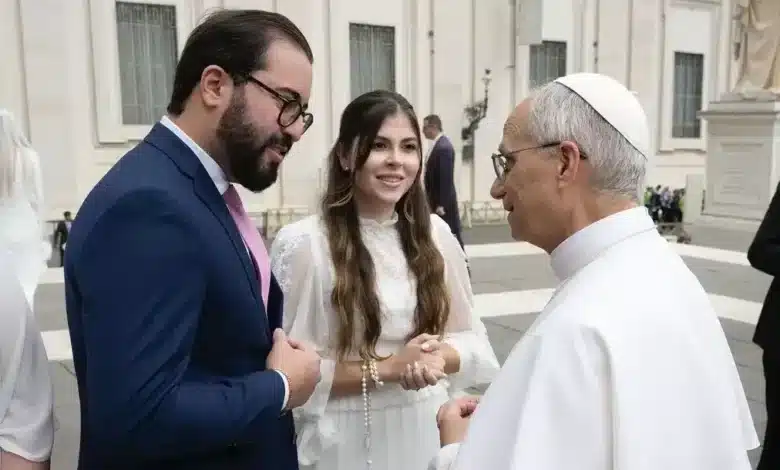 Casal brasileiro é um dos primeiros a receber bênção de Papa Leão XIV