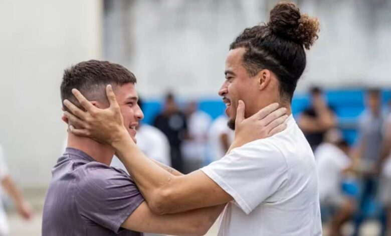 Lucas (Pedro Henrique Ferreira) e Ryan (L7nnon). Foto: Léo Rosario/Globo/Divulgação