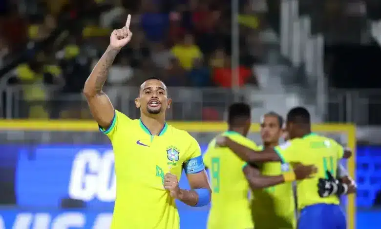Brasil goleia Espanha e avança à semi do Mundial de futebol de areia