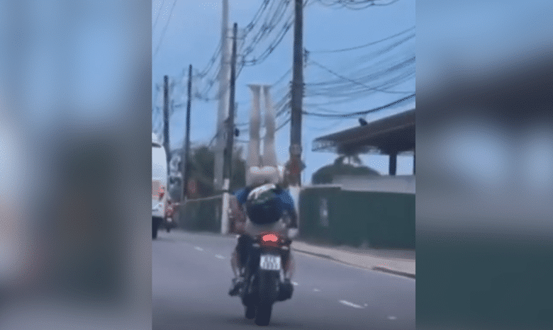 VÍDEO: moto com manequim viraliza em Manaus: “Achei que era uma pessoa”