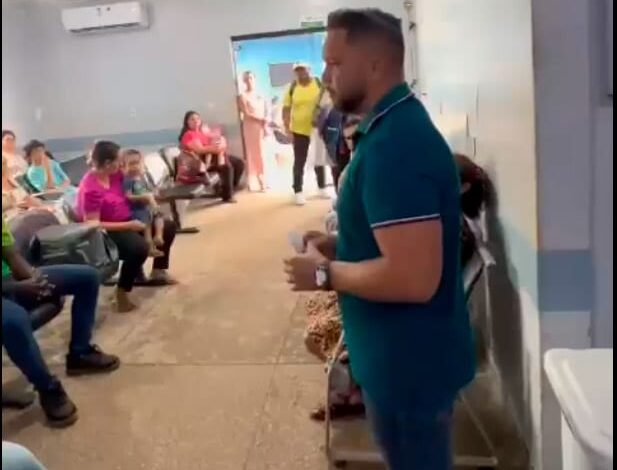 Vídeo: vereador é obrigado a pedir reforço policial para poder fiscalizar atendimento no Ana Adelaide - Política