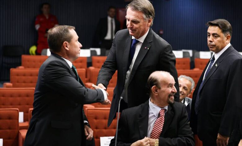 Provas obtidas por VEJA mostram que Mauro Cid ment...