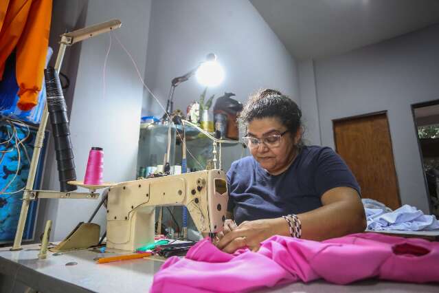 Costureira quebra preconceitos e fatura com uniformes para presídio em MS
