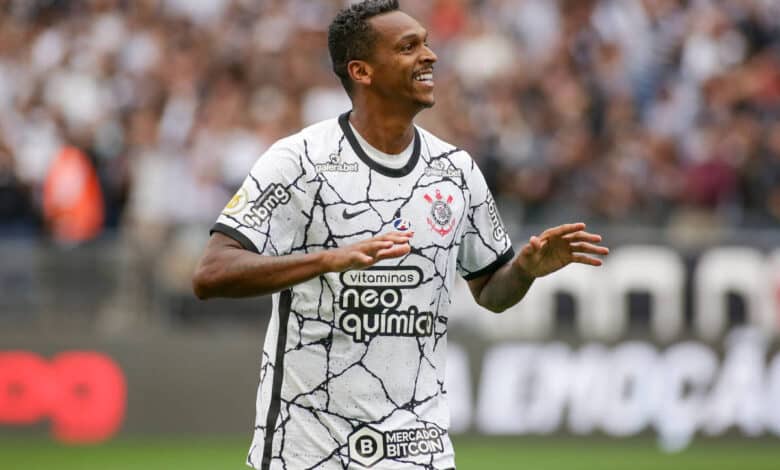 O atacante Jô celebra o seu gol, o primeiro do Corinthians na vitória sobre o Santos em Itaquera