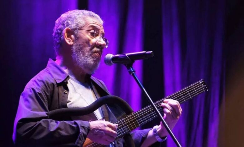 Em foto colorida, o guitarrista e violonista Hélio Delmiro aparece tocando violão