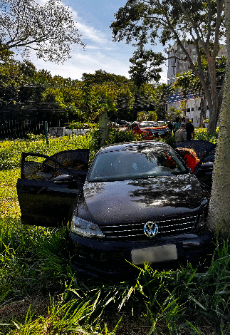 Idosa perde controle de carro e invade Parque das Nações nessa quinta, 5 de junho