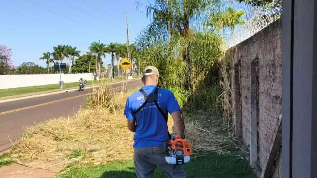 Moradora limpa matagal em Campo Grande após meses sem resposta da prefeitura