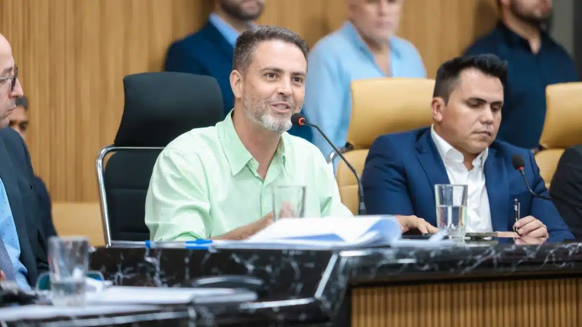 Léo Moraes amplia cargos e salários, impactando R$ 150 milhões anuais