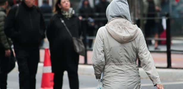 25.ago.2024 - Pedestres se protegem do frio na Avenida Paulista, região central de São Paulo
