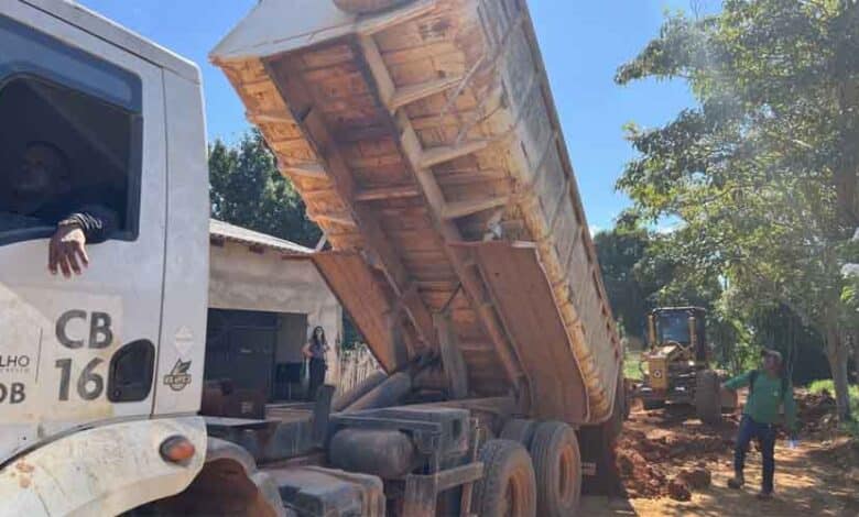 Ruas Magno Arsolino e Madagascar recebem encascalhamento, no bairro Conceição | Tudo Rondônia