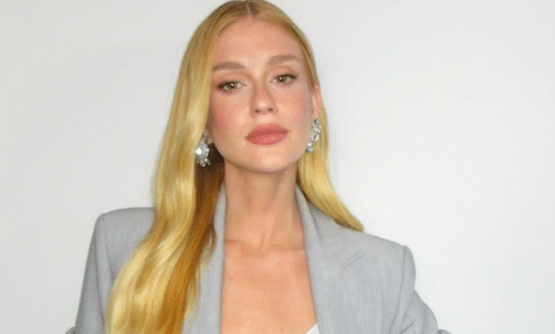Marina Ruy Barbosa usa look cinza fashion em 'Vale Tudo'