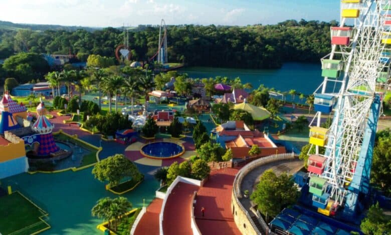 Feriado prolongado tem Arraiá e “A Origem dos Rosa” no Hopi Hari