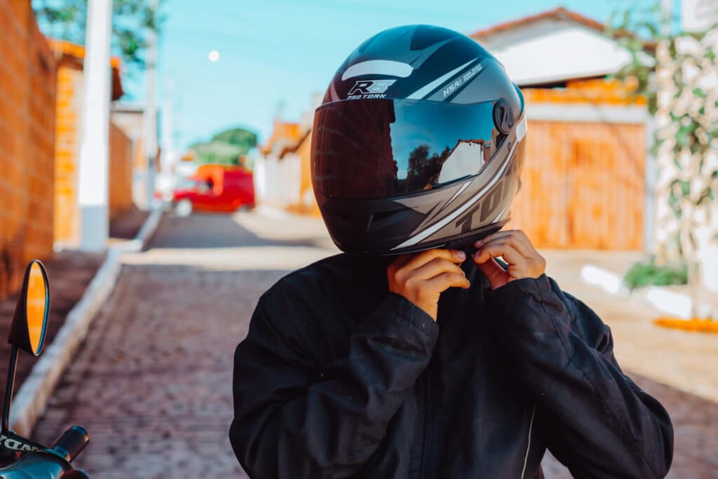 Uma pequena moto da Honda é capaz de conquistar pela pega trail e pela gigante economia que proporciona, sem perder estilo.