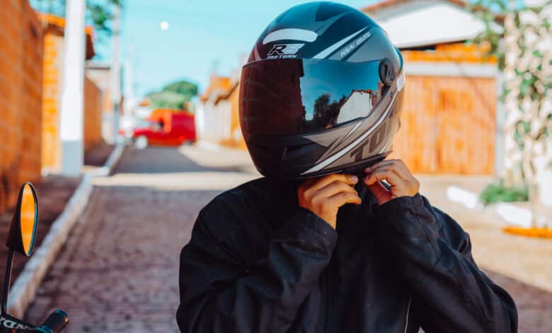 Uma pequena moto da Honda é capaz de conquistar pela pega trail e pela gigante economia que proporciona, sem perder estilo.