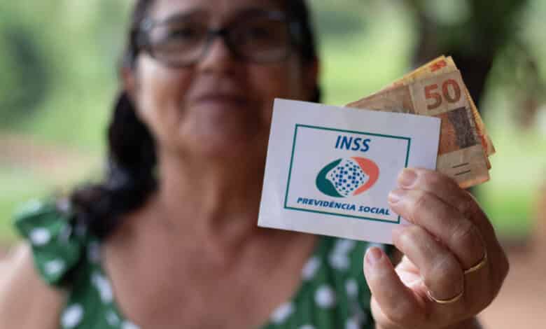 Aposentadoria que paga mais de 1 salário mínimo está fora da folha em junho; entenda essa notícia e o que fazer.