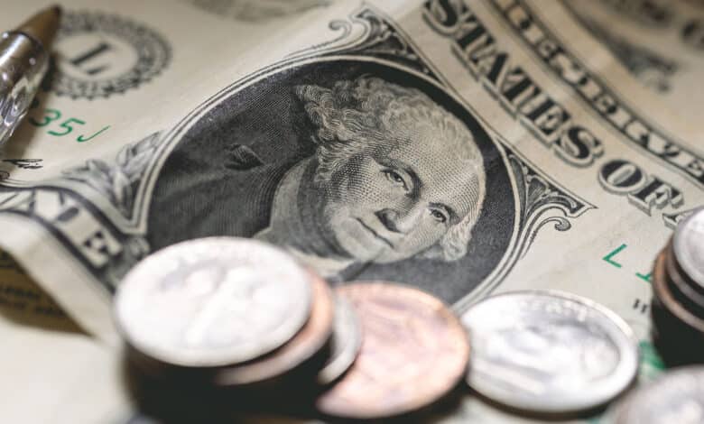 Dólar recua após decisão do Copom, enquanto mercado monitora tensões no Oriente Médio