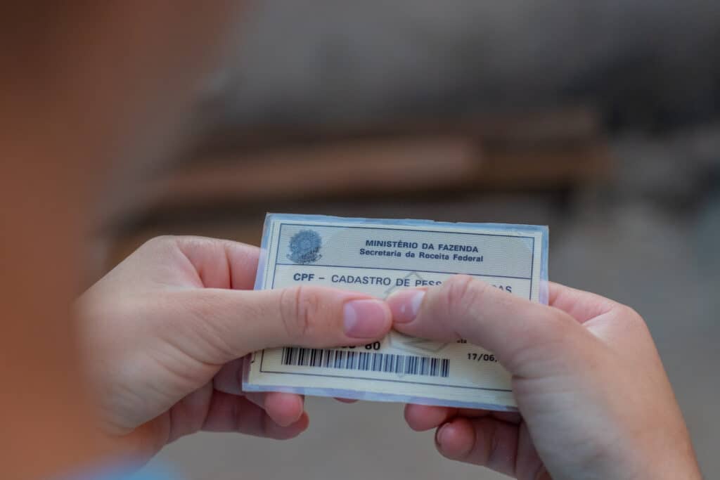 Aviso para você que ainda insiste em ter a carteira de identidade antiga no Brasil; há algo que precisa ser feito rápido.