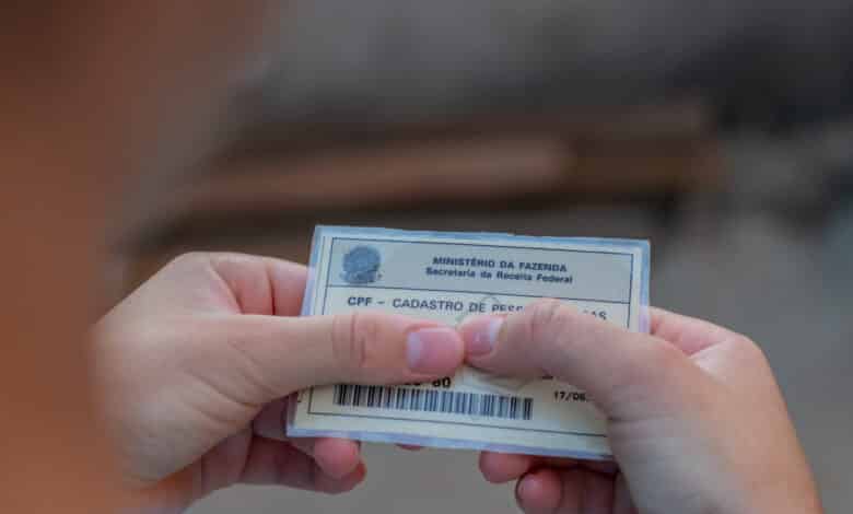 Aviso para você que ainda insiste em ter a carteira de identidade antiga no Brasil; há algo que precisa ser feito rápido.