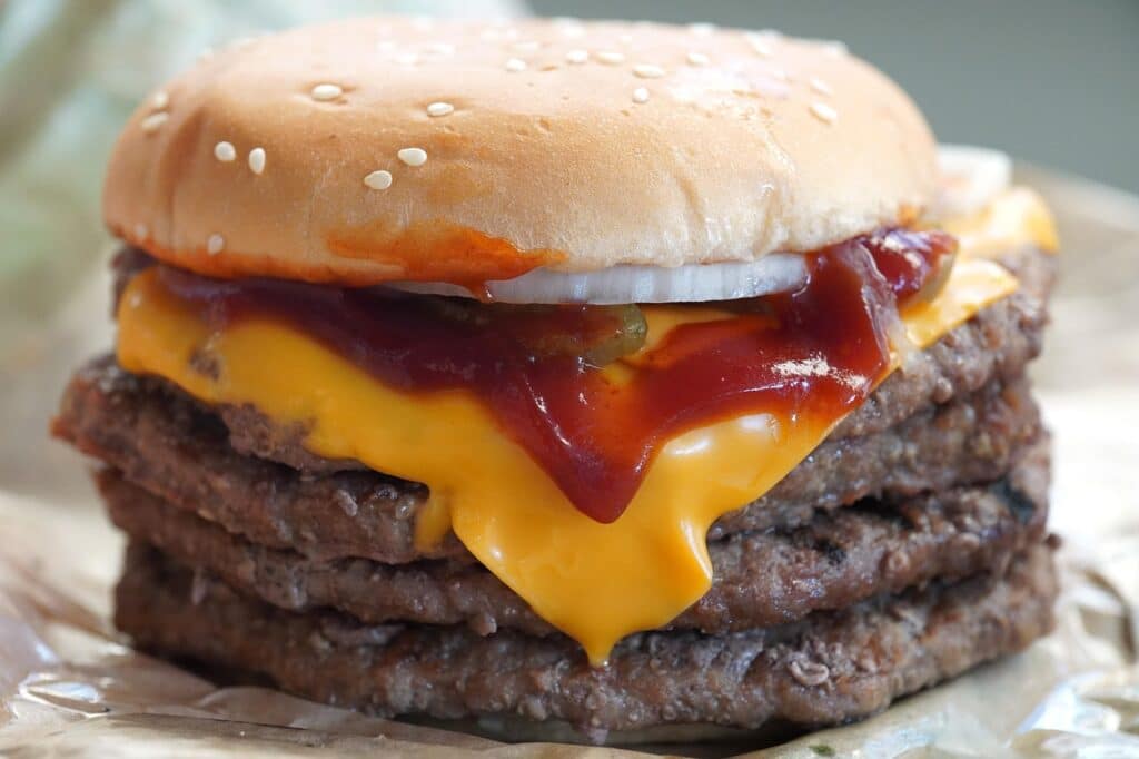Nova promoção do Burger King visa dar um prêmio para quem foi vítima de infidelidade; entenda as regras e o prêmio.