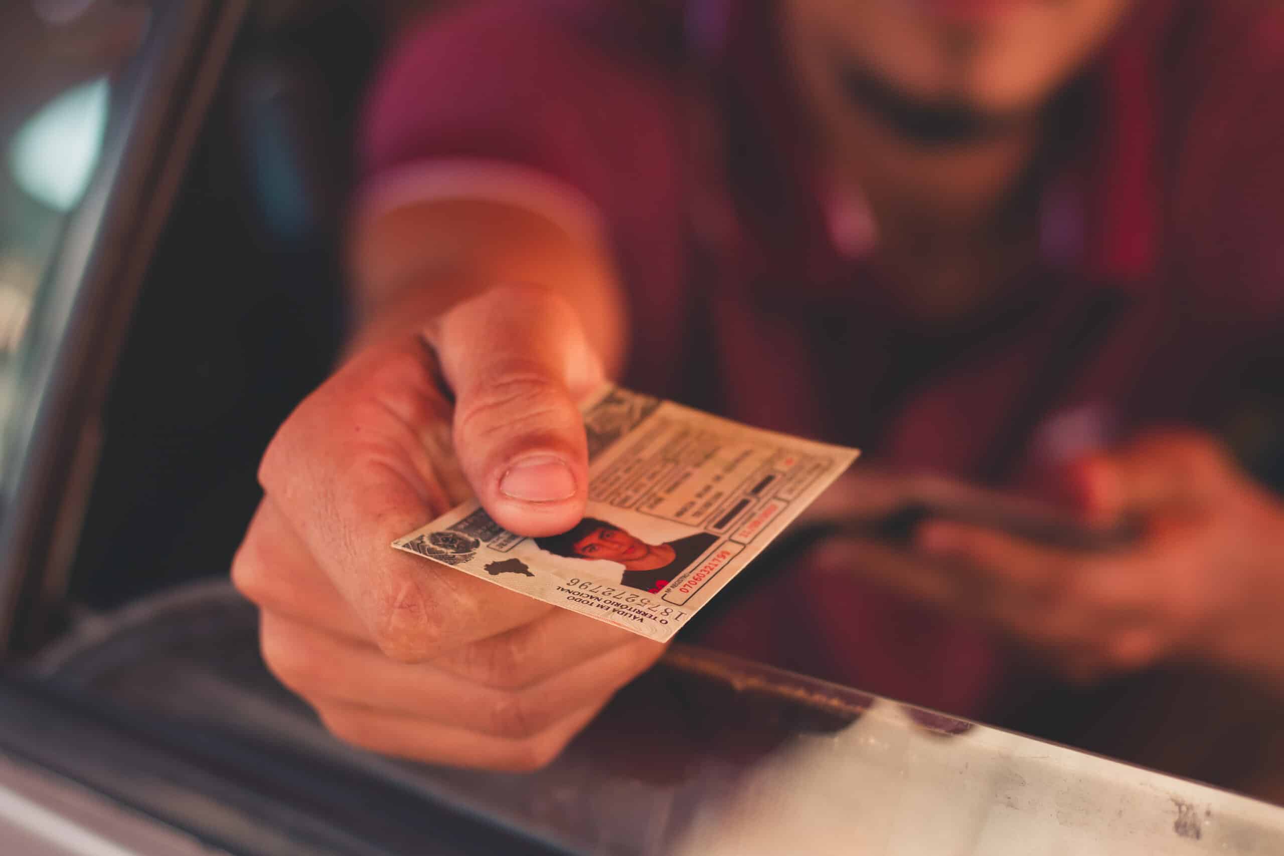 O preço da CNH está assustando motoristas novatos em todo o país, mas você pode conseguir o documento sem pagar nada por ele.
