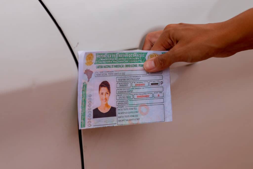 Uma empregadora brasileira teve sua CNH suspensa por conta de dívidas trabalhistas; entenda como funciona.