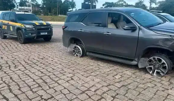 Motorista foge em alta velocidade da PRF na BR-376 e rompe cancelas