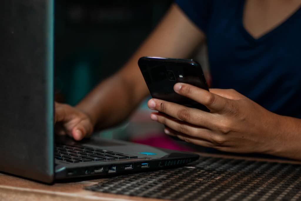 Entenda o que é o "celular ladrão" e como ele está sendo utilizado para prejudicar a vida de muitas pessoas no Brasil; você também pode ser vítima dessa prática.