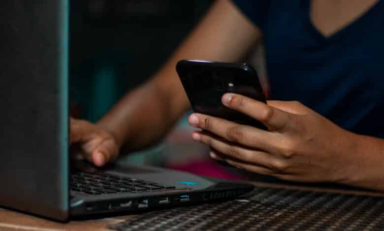 Entenda o que é o "celular ladrão" e como ele está sendo utilizado para prejudicar a vida de muitas pessoas no Brasil; você também pode ser vítima dessa prática.