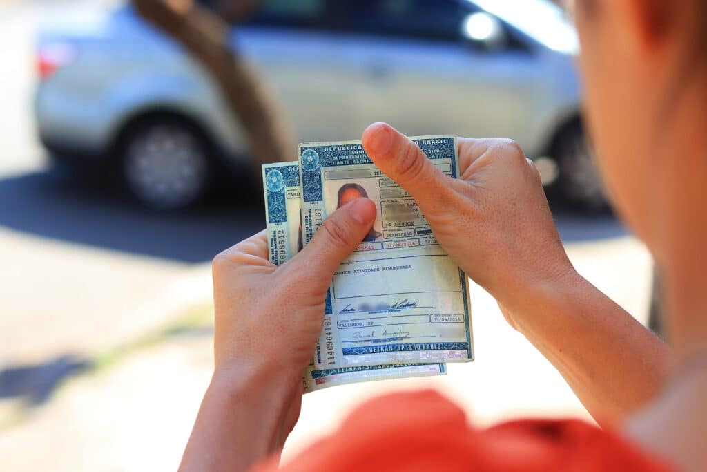 Ter uma CNH pode fazer você perder dinheiro de um modo traumático; entenda o que está acontecendo com muitos motoristas brasileiros.