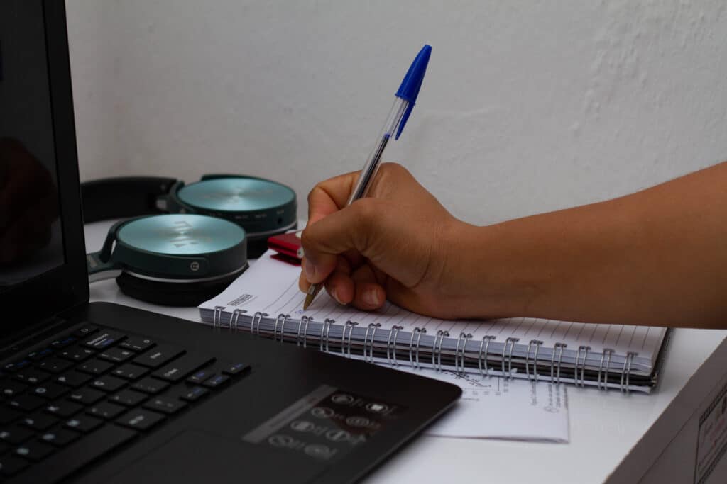 Diversos concursos públicos são ótimas oportunidades para quem tem apenas até o nível médio concluído, mas muito se fala sobre o fim desse tipo de vaga.