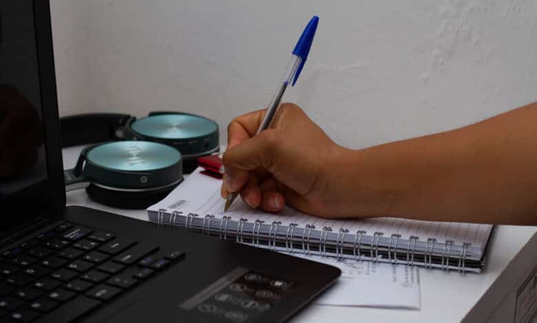 Diversos concursos públicos são ótimas oportunidades para quem tem apenas até o nível médio concluído, mas muito se fala sobre o fim desse tipo de vaga.