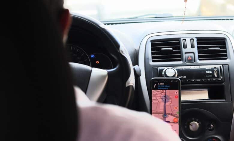 Afinal de contas, será que a lei realmente permite a utilização de carros e aplicativos dentro do carro, no Brasil? Veja a resposta.