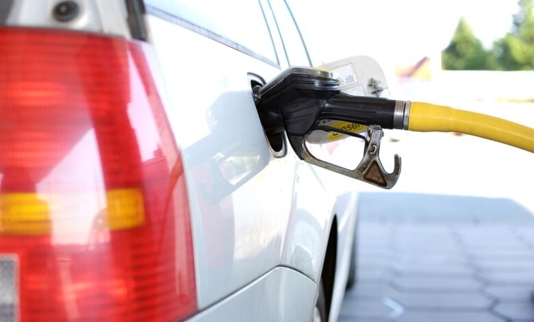 Conflito no Irã pode assustar brasileiros na hora de levar o carro ou a moto para abastecer no posto de combustíveis.