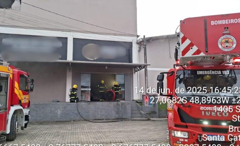 Bombeiros atualizam informações sobre incêndio que atingiu malharia em Brusque – Araguaia 104,5 FM