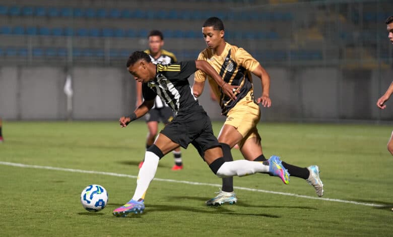 Atacante Gabriel Veneno disputa bola contra defensor do Athletico-PR. Foto: Fabio Pinel/Atlético