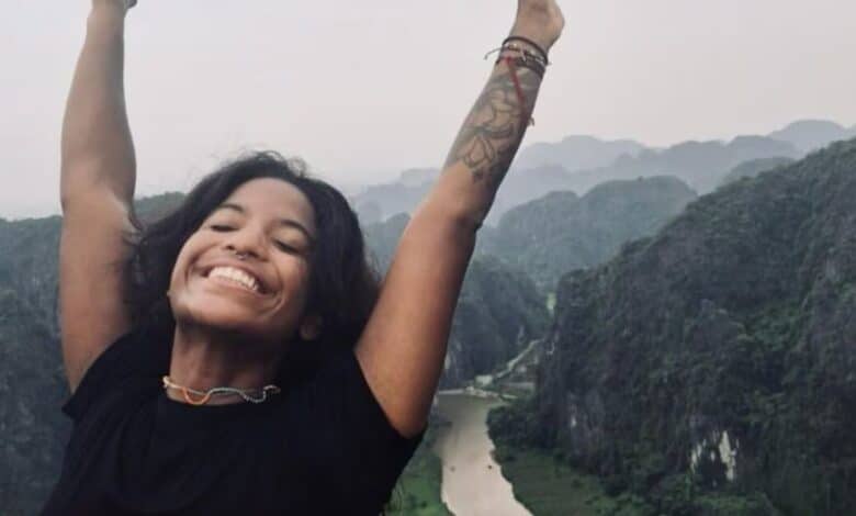 Empresa aérea adianta prazo, e corpo de Juliana Marins chega ao Brasil nesta terça