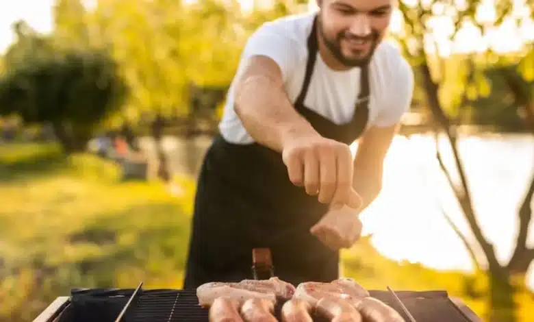 homem fazendo churrasco