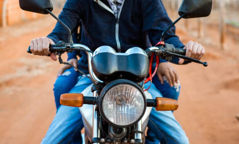 Sua moto foi parar no pátio do Detran? Saiba que o pesadelo começou; entenda como funciona essa burocracia no Brasil.