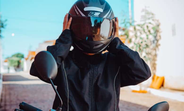 Andar de moto sem CNH é possível? Veja quanto custa um veículo dessa categoria para entender melhor.