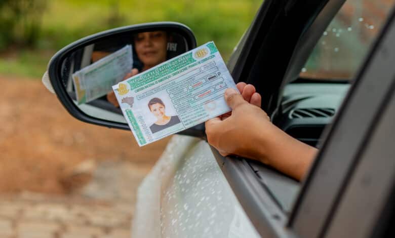 Um risco a mais? Motorista pode ter a carteira de habilitação, a CNH, apreendida ou não nesse caso? Entenda como funciona.