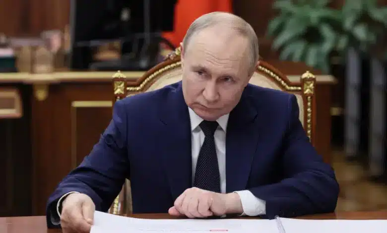 Presidente Putin sentado em cadeira