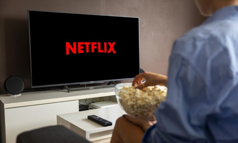 Apenas 8 episódios bastam para te viciar na nova série que virou febre dentro da Netflix; veja qual é o título do momento.