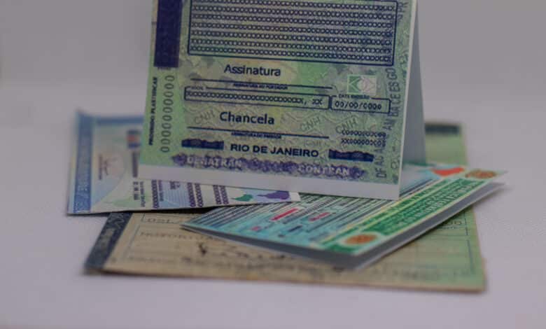 Quem já fez 50 anos ou mais deve ficar atento no que mudou em relação à CNH; existem detalhes que merecem sua total atenção.