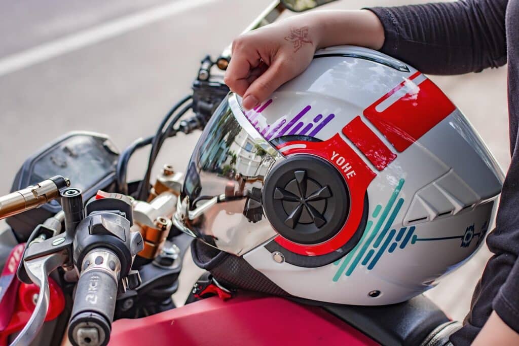 Já ouviu falar em capacete inteligente? Veja como ele pode melhorar sua pilotagem sobre a moto e o que é capaz de fazer.