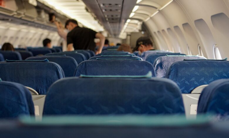 Veja quais são os assentos que você deve evitar dentro de um avião e qual é o motivo que coloca eles nessa lista de azar.