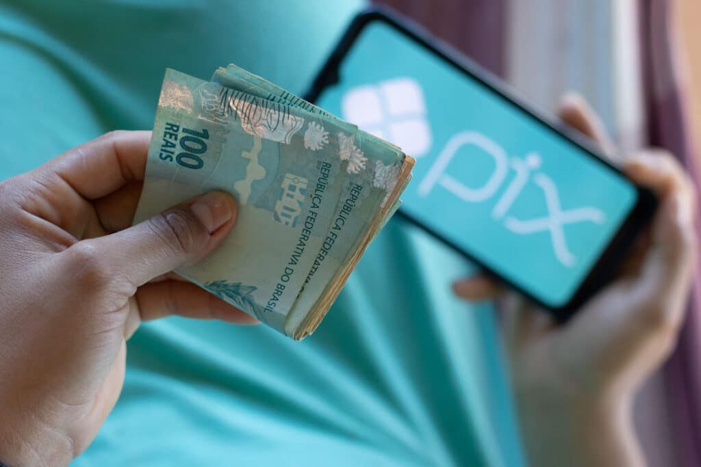 Pix de R4 200 na conta te ajudaria neste mês? Tem uma possibilidade como essa e muitas pessoas já estão recebendo.