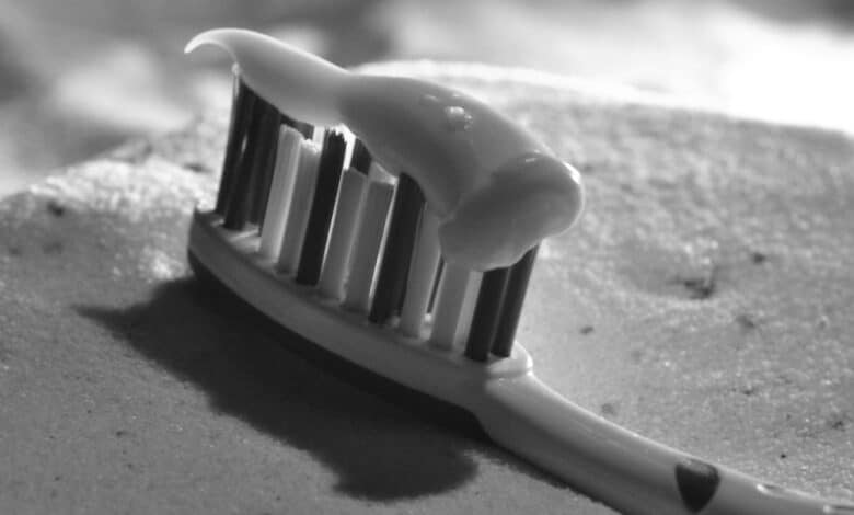 Quem costuma compra pasta de dentes da Colgate deve redobrar a atenção com um produto especifico por causar reações adversas em muitas pessoas; veja mais.