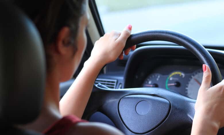 Mulheres no volante são melhores ou piores do que os homens? Será que existe uma ligação? Há pesquisas que falam sobre o assunto; descubra.